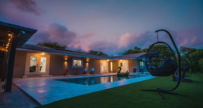 Villa w/a Huge Terrace w/Arg Grill+Mini Golf+Billiards & Heated Pool!