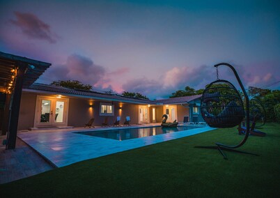 Villa w/a Huge Terrace w/Arg Grill+Mini Golf+Billiards & Heated Pool!