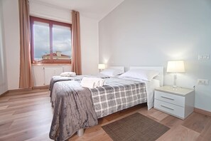 2 makuuhuonetta, silitysrauta/-lauta, ilmainen Wi-Fi, vuodevaatteet