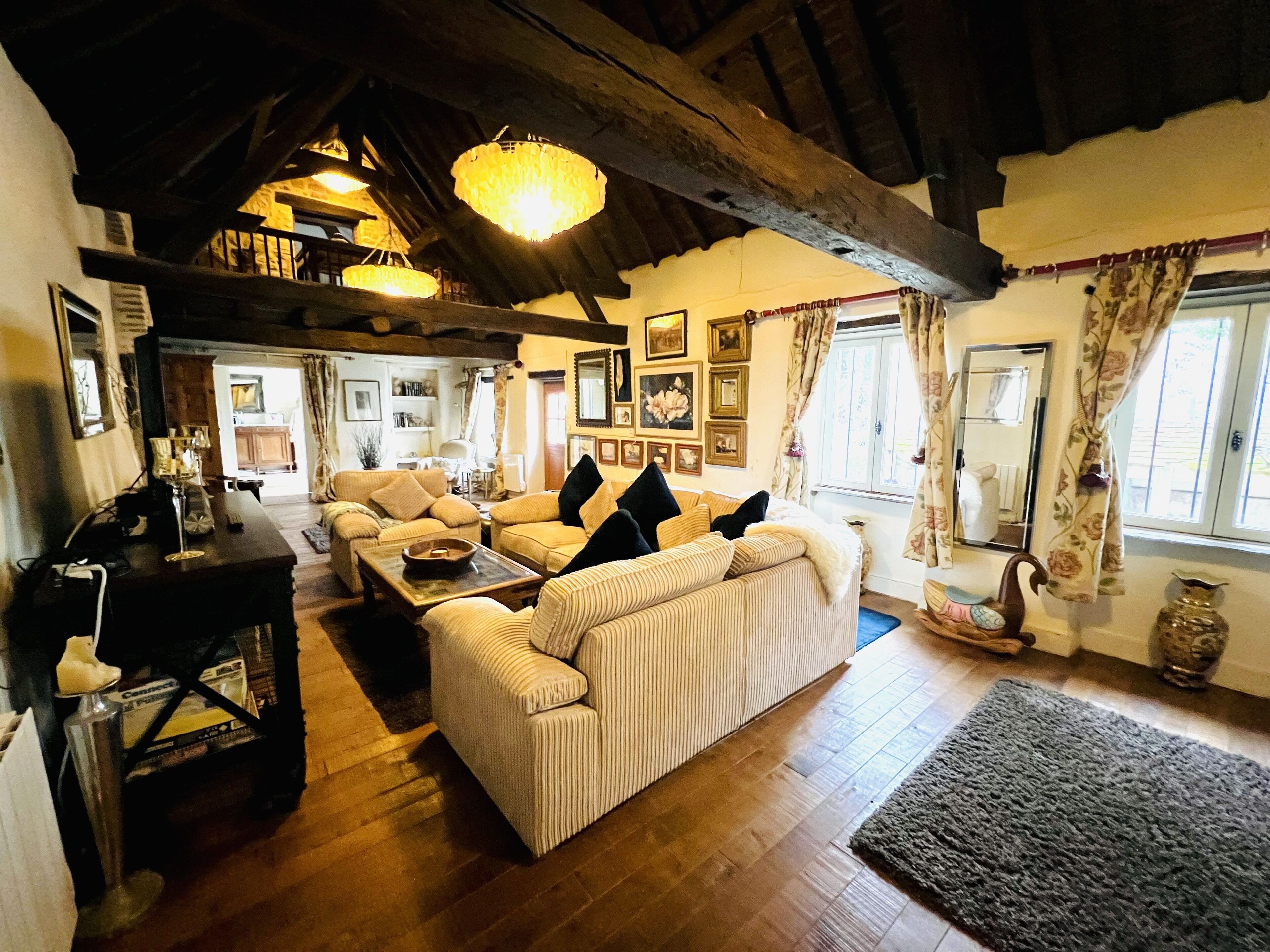 The Sage Farm- Farmhouse villa w/ hot tub & patio