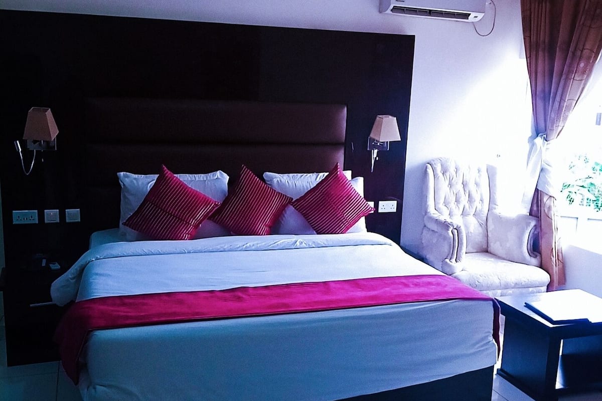 Quarto conforto | Escrivaninha, espaço de trabalho para notebook, cortinas blackout