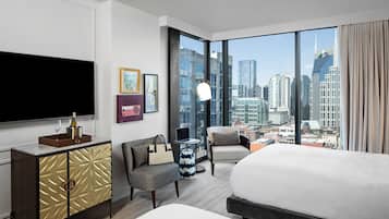 Room, 2 Katil Ratu (Queen) (High Floor) | Peralatan tempat tidur premium, peti besi dalam bilik, meja
