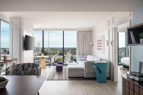 Premium bedding, in-room safe, desk, laptop workspace