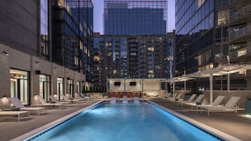 Piscina externa sazonal, funciona das 7h às 22h, guarda-sóis
