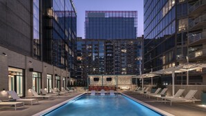 Una piscina al aire libre de temporada (de 07:00 a 22:00), sombrillas