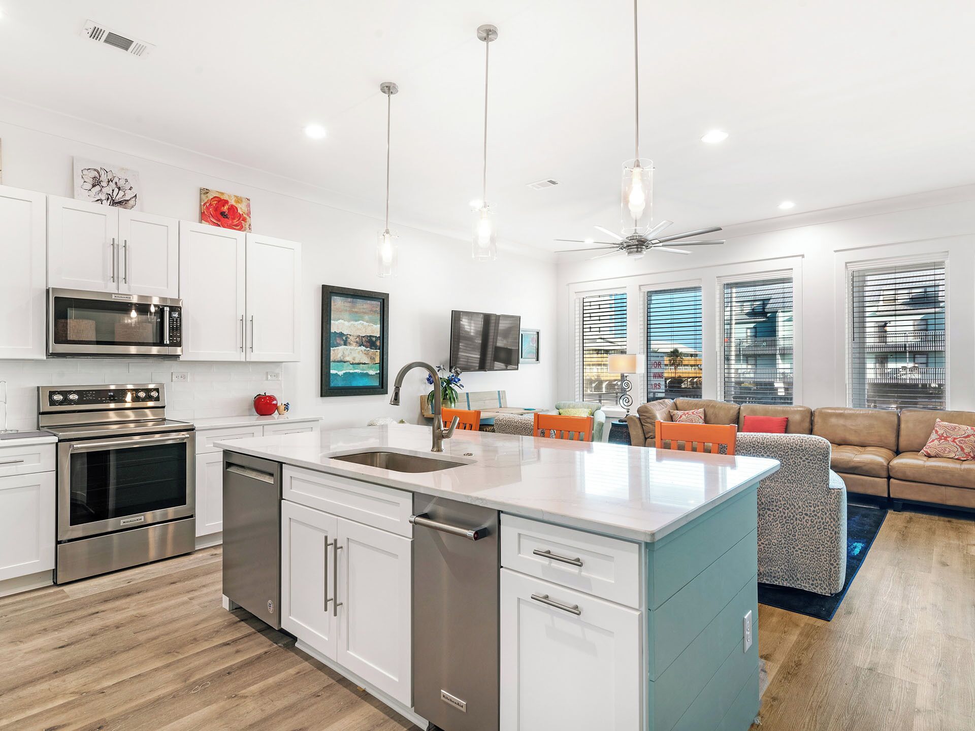 Jääkaappi, mikroaaltouuni, uuni, liesi