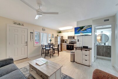 Clean, modern and newly RENOVATED condo on US #1 Private Siesta Key Beach