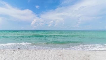 In Strandnähe, Liegestühle, Strandtücher