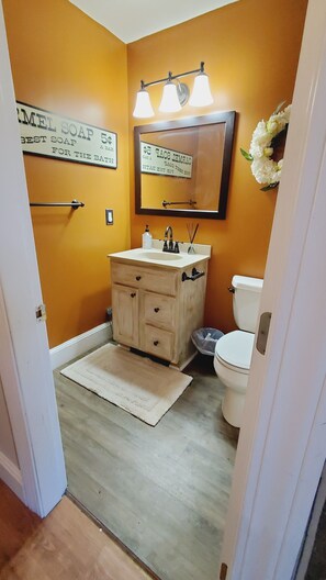 Combined shower/bathtub, hair dryer, towels, soap