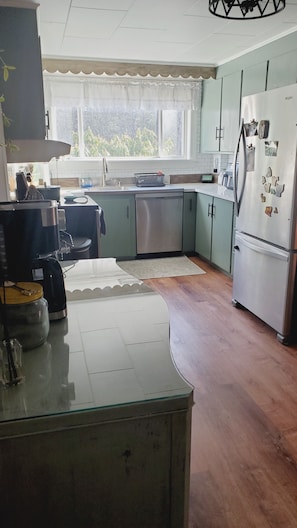 Réfrigérateur, four à micro-ondes, un four, surface de cuisson
