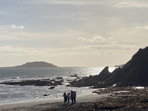Villa | Beach - 2 Bed Villa Sleeps 4 - Wifi, Garden, Sea Views (Looe)