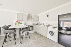 Villa | Eget kök | Kylskåp, mikrovågsugn, ugn och spishäll