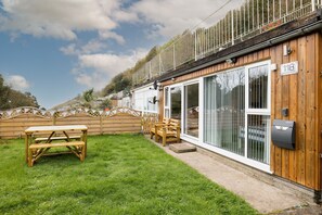 Villa | Property grounds - 2 Bed Villa Sleeps 4 - Wifi, Garden, Sea Views (Looe)