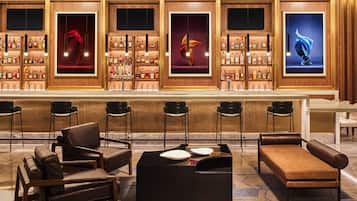 4 restaurants; breakfast, lunch, and dinner served