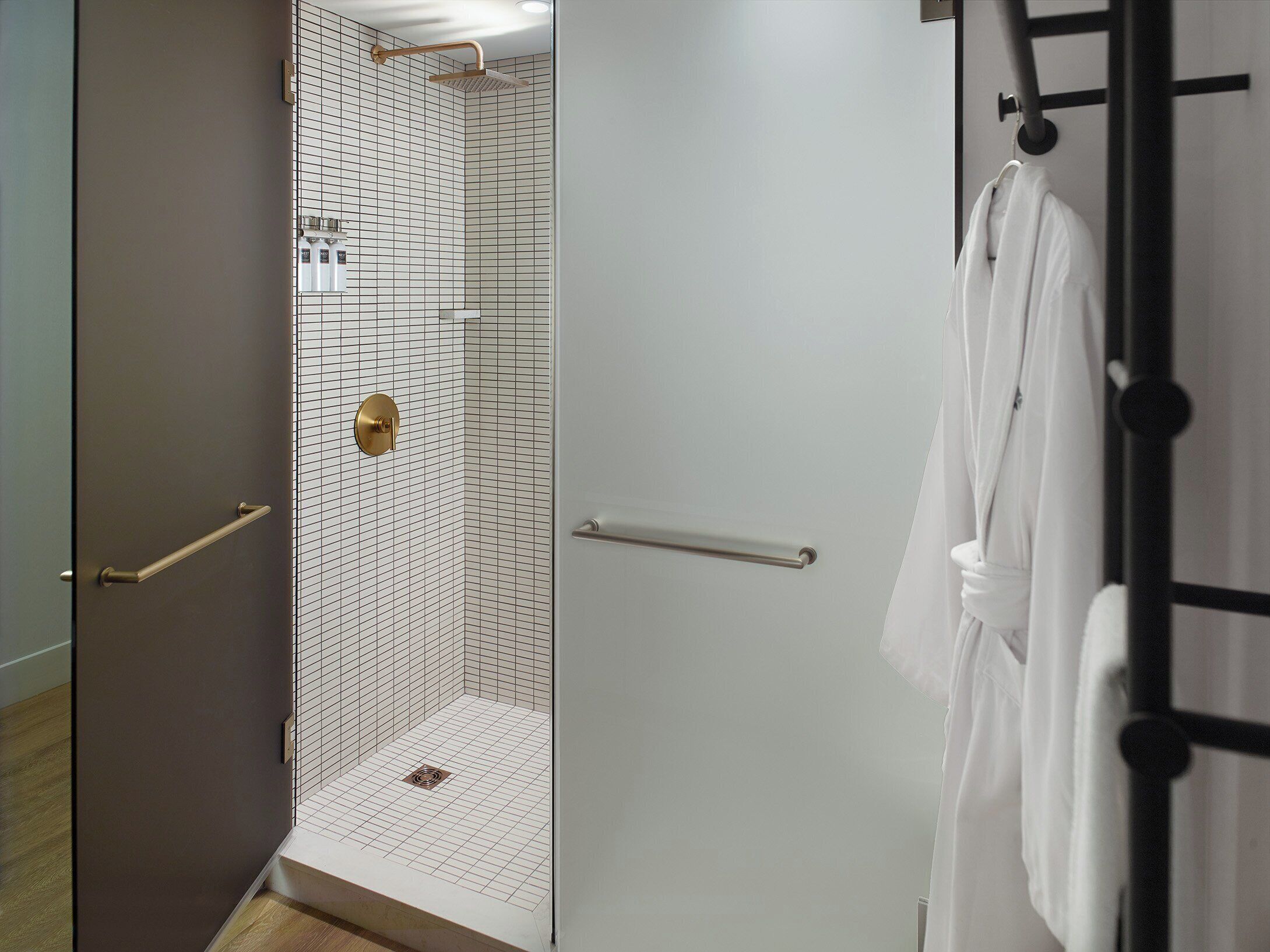 高档床上用品、羽绒被、加厚床垫、客房内保险箱