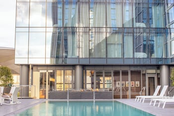 Outdoor pool, sun loungers at Omni Boston Hotel at the Seaport