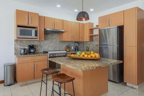 Réfrigérateur, four à micro-ondes, un four, surface de cuisson