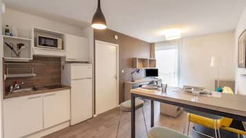 Fridge, microwave, oven, coffee/tea maker