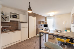 Fridge, microwave, oven, coffee/tea maker