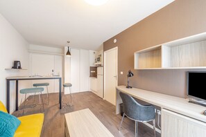 TV, computer monitors - Auriol - Appt contemporain (Toulouse)