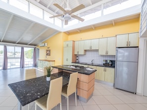 Mikrowelle, Wasserkocher mit Kaffee-/Teezubehör, Mixer