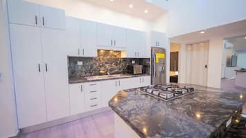 Jääkaappi, mikroaaltouuni, liesi, kahvin-/teenkeitin