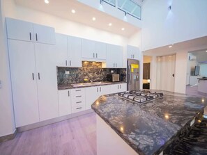 Jääkaappi, mikroaaltouuni, liesi, kahvin-/teenkeitin