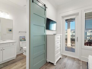 Combined shower/tub, towels