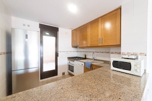 Een koelkast, een microgolfoven, een oven, een kookplaat