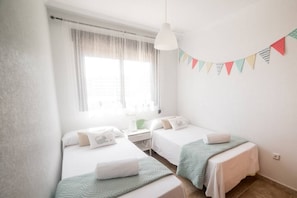 3 slaapkamers, een bureau, een strijkplank/strijkijzer, wifi