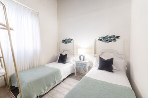 2 Schlafzimmer, Schreibtisch, Bügeleisen/Bügelbrett, WLAN