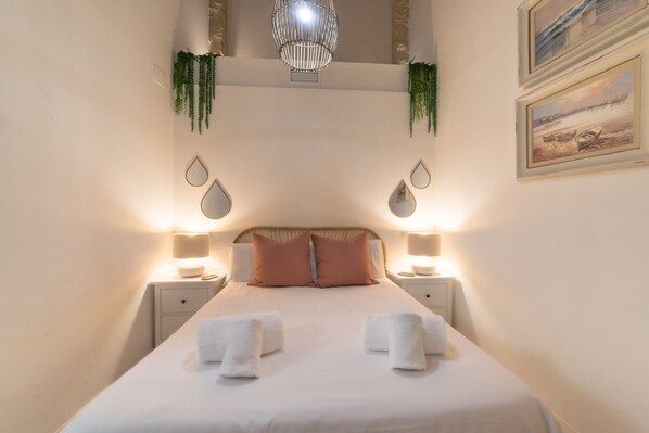 2 bedrooms, desk, iron/ironing board, WiFi