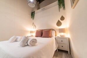 2 bedrooms, desk, iron/ironing board, WiFi