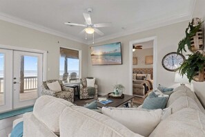 Smart-TV, Bücher, Stereoanlage