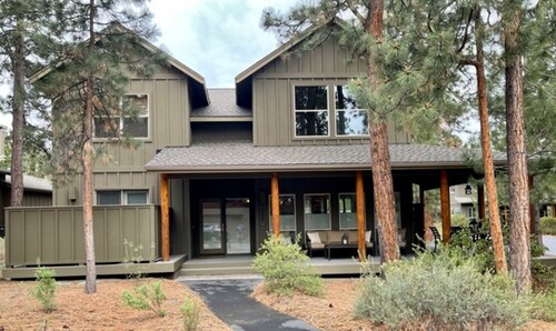 Private Retreat at River Wild in Mt Bachelor Village, Private HotTub, A/C, WiFi