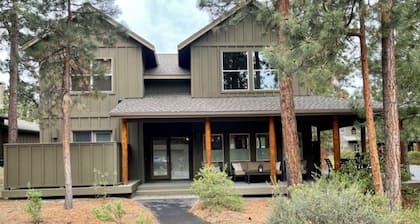 Private Retreat at River Wild in Mt Bachelor Village, Private HotTub, A/C, WiFi