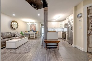 Fernseher, Kamin, Stereoanlage