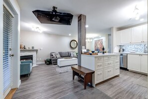 Fernseher, Kamin, Stereoanlage