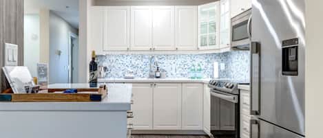 ثلاجة، ميكروويف، فرن، موقد طهي مسطح