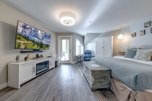 1 Schlafzimmer, Schreibtisch, Bügeleisen/Bügelbrett, Reisekinderbett