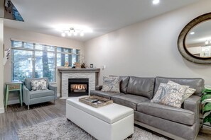 Fernseher, Kamin, Stereoanlage