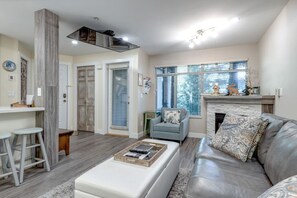 Fernseher, Kamin, Stereoanlage