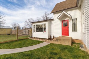Exterior detail - Swisher Farmhouse at Granny Flats (Spearfish)