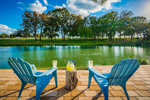 San Marcos River House I 2 Pickleball Courts I Sleeps 20+ l Hot Tub l 3 acres