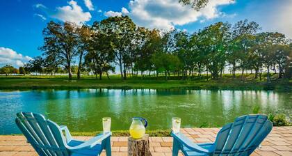 San Marcos River House I 2 Pickleball Courts I Sleeps 20+ l Hot Tub l 3 acres