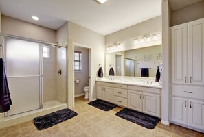 Secadora de cabello, toallas, jabón, papel de baño 