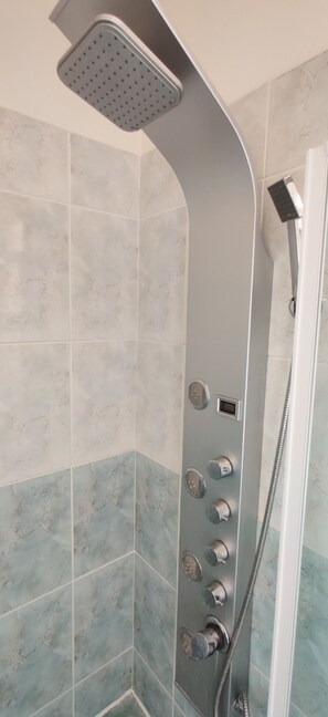 Dusche, Haartrockner, Handtücher, Seife