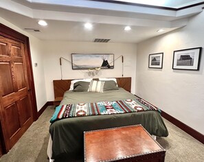 1 habitación, tabla de planchar con plancha y cuna de viaje 