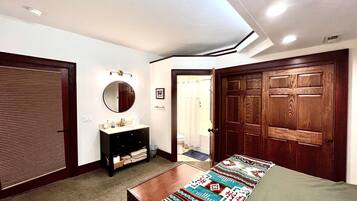 1 habitación, tabla de planchar con plancha y cuna de viaje