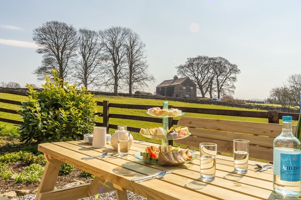 Outdoor dining - A cosy house offering accommodation for up to six guests (Orton)